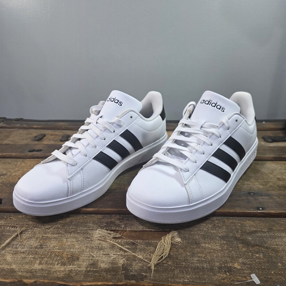 Adidas 3 Stripe Grand Court 2.0 Cloudfoam Comfort Classic Lace Up Sneakers. 9.5